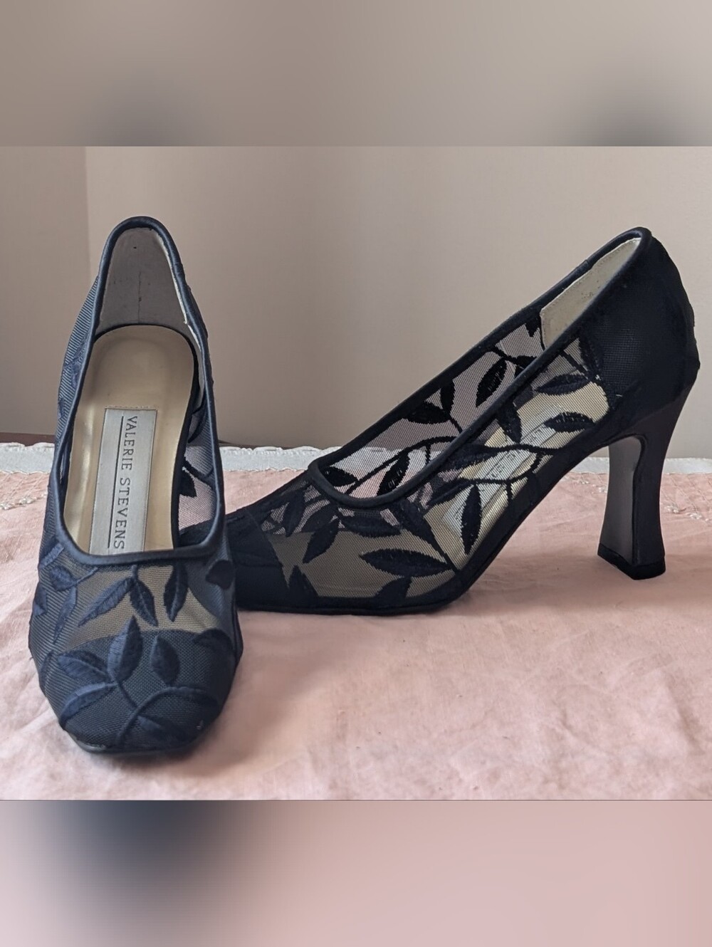 Valerie Stevens Navy Mesh Leaf-Embroidered Pointed Toe Pumps Size  5.5